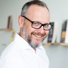 dr Dominik Lubasz